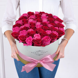 rudo růžové růže v bílé kulaté krabici XL