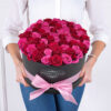 rudo růžové růže v černé kulaté krabici XL